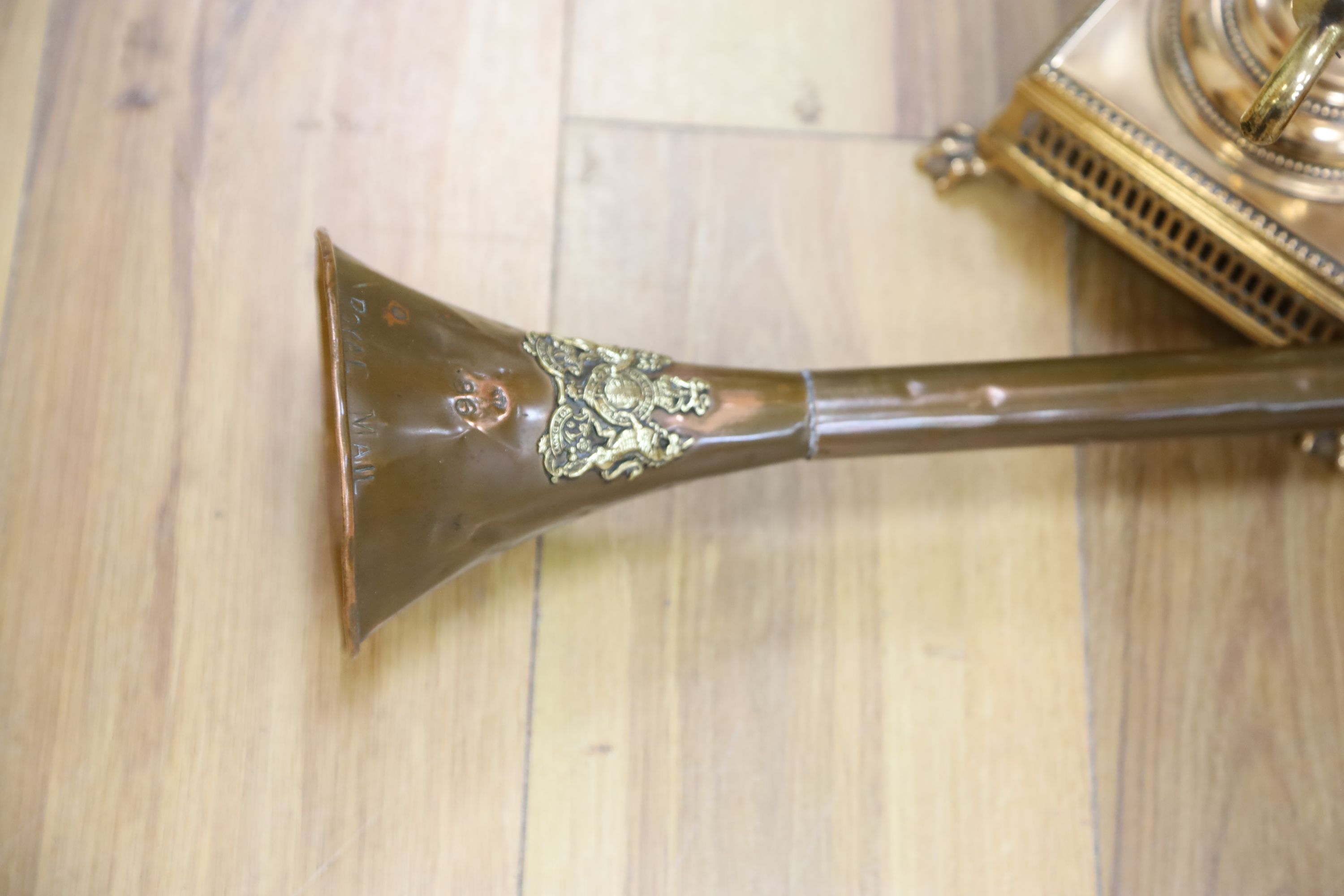 A Victorian copper measure, a coaching horn and a samovar